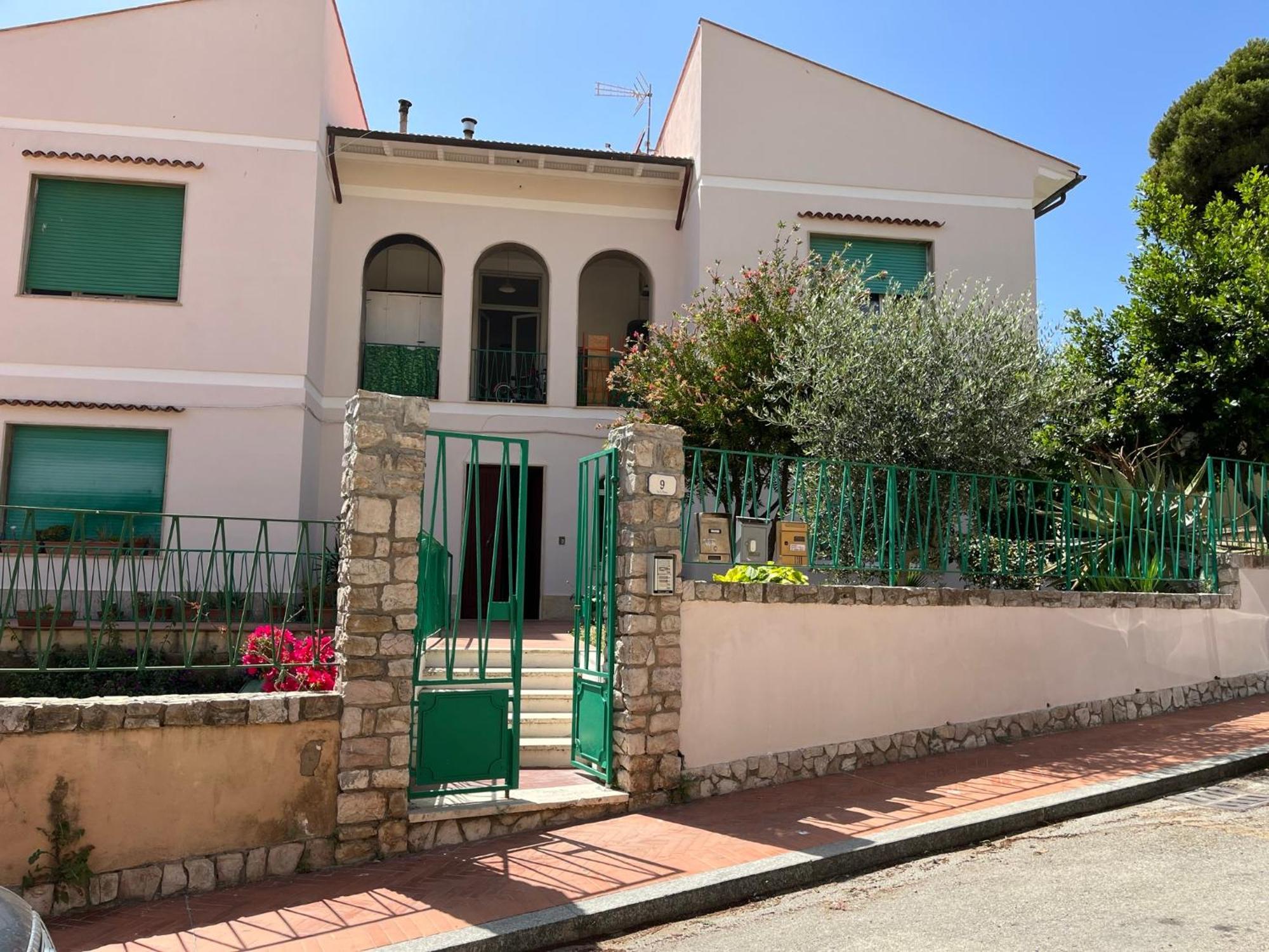 Bed And Coffee Rooms Portoferraio Bagian luar foto